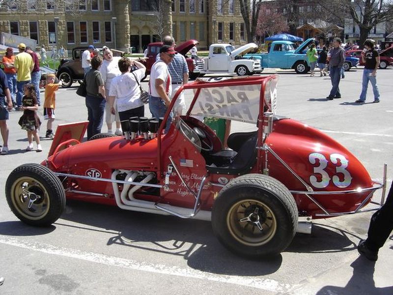 Jerry Blundy's 33 on display at Knoxville square